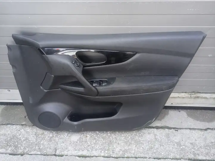 Nissan Qashqai (2013 - 2017) Обшивка передней двери — фото 1
