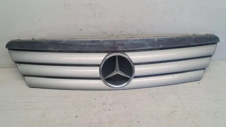 Mercedes-Benz A W168 (1997 - 2004) 1688800083 Верхняя решетка радиатора — фото 1