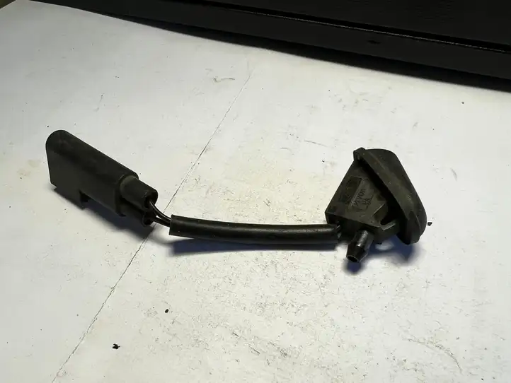 Ford Focus (2008 - 2011) 4M5117666A Форсунка омывателя лобового стекла — фото 1