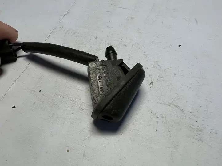 Ford Focus (2008 - 2011) 4M5117666A Форсунка омывателя лобового стекла — фото 3