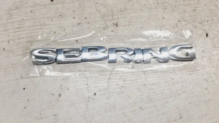 Chrysler Sebring (JS) (2006 - 2010) Эмблема производителя — фото 3