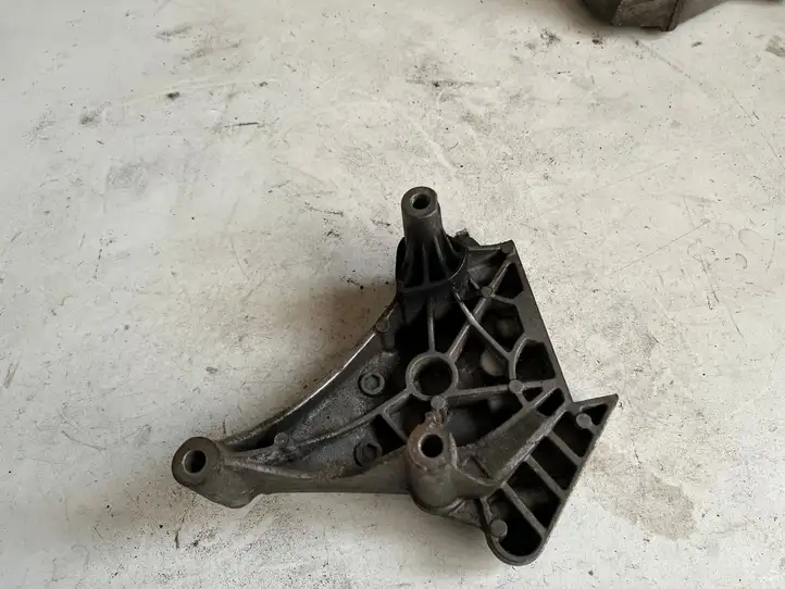 Volkswagen PASSAT B6 (2005 - 2010) 03G199207G Кронштейн двигателя — фото 3