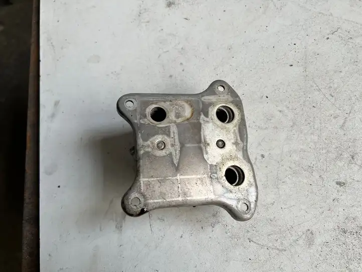 Seat Leon (1P) (2005 - 2012) 03F117021A Кронштейн масляного фильтра — фото 3