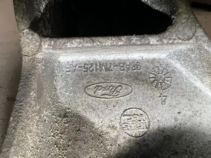 Ford Focus (1998 - 2004) 98AB7M125AF Кронштейн двигателя — фото 3