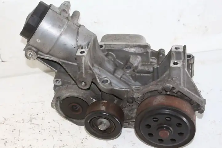 Honda CR-V (2012 - 2016) water pump Кронштейн масляного фильтра — фото 1