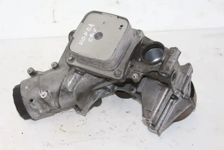 Honda CR-V (2012 - 2016) water pump Кронштейн масляного фильтра — фото 2