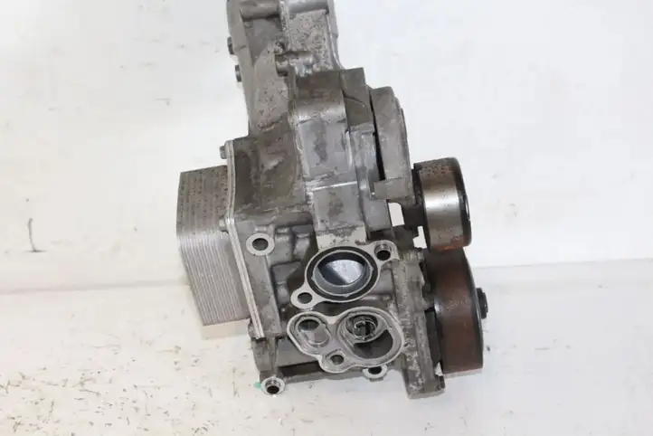 Honda CR-V (2012 - 2016) water pump Кронштейн масляного фильтра — фото 5