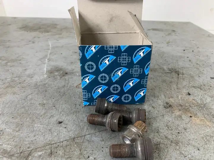 Volkswagen Golf V (2003 - 2009) Секретки для колёс — фото 1