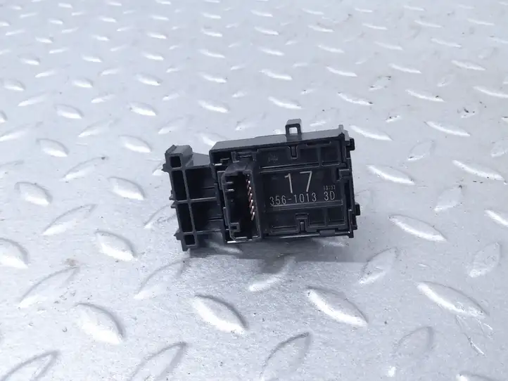 Toyota Yaris XP210 (2020 - ) 173561013 Блок кнопок стеклоподъемников — фото 2