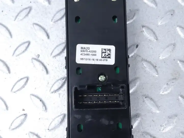 Kia Ceed (2015 - 2018) 93570A2200 Блок кнопок стеклоподъемников — фото 2