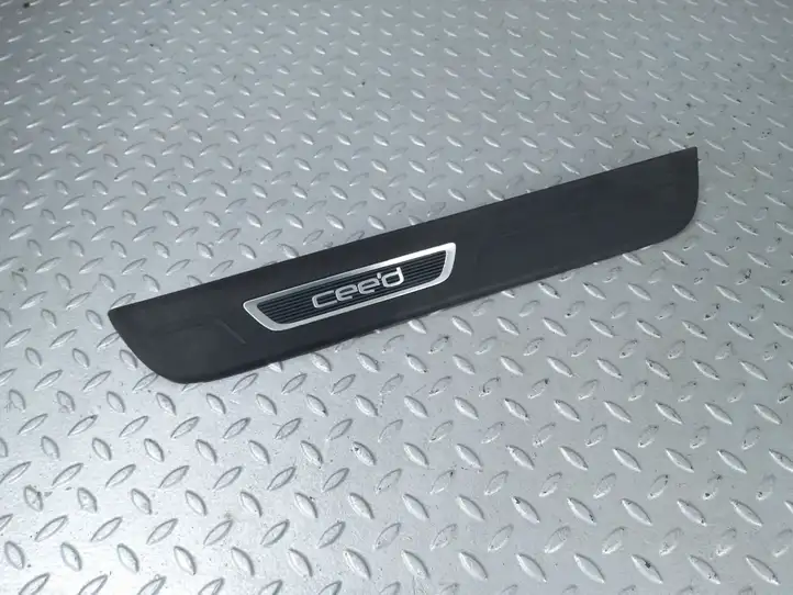 Kia Ceed (2015 - 2018) 85882A2051 Внутренняя отделка переднего порога — фото 1