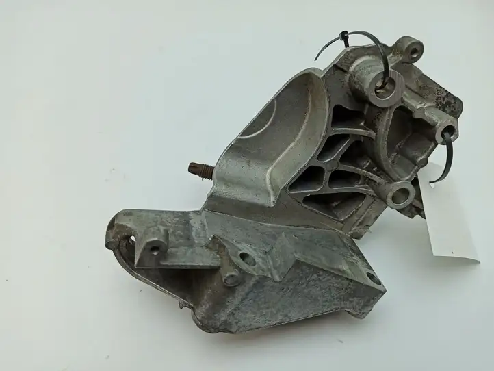 Ford Focus (2005 - 2008) 1N1G6F001AC Кронштейн двигателя — фото 7