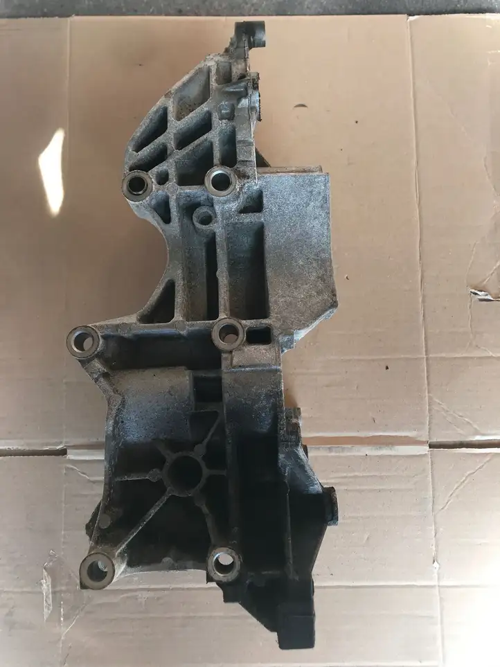 Audi A4 S4 B8 8K (2007 - 2011) 03L903143H Кронштейн генератора — фото 5