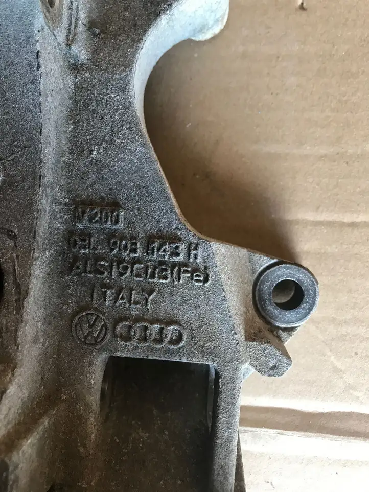 Audi A4 S4 B8 8K (2007 - 2011) 03L903143H Кронштейн генератора — фото 7