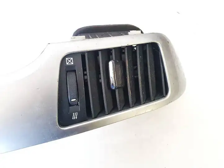 Chevrolet Captiva (2006 - 2011) 98630044 Центральный воздушный дефлектор — фото 2