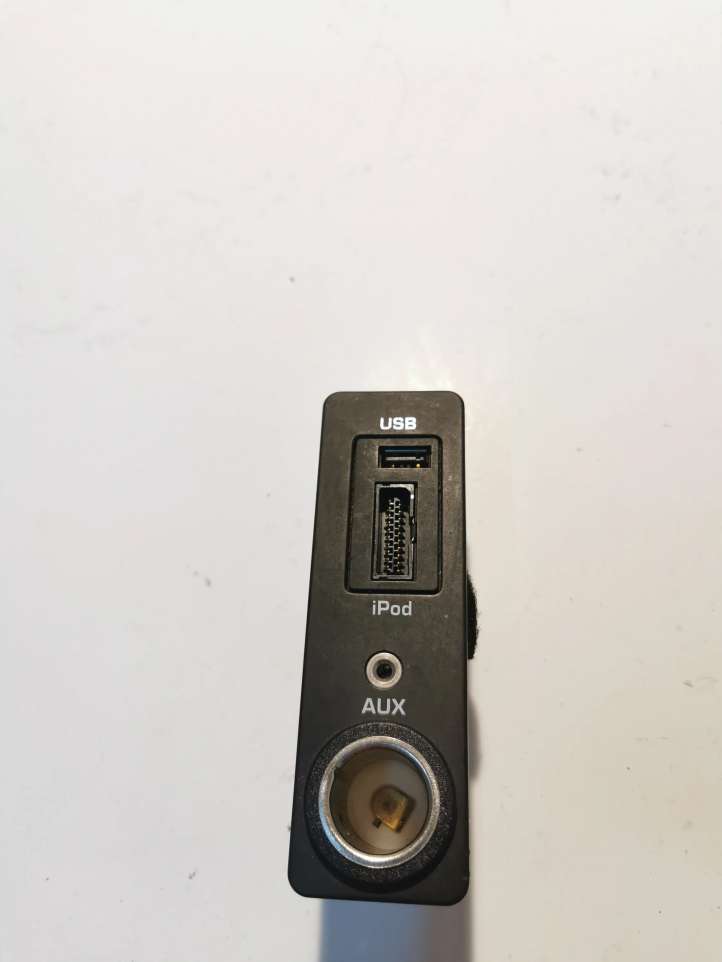 8X2319C166AB Jaguar XF USB jungtis