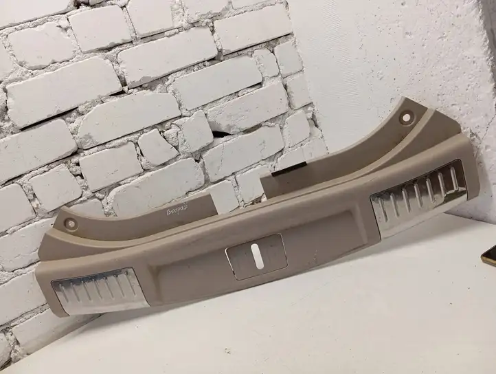 Cadillac SRX (2009 - 2012)  10197362 Отделка порога багажника