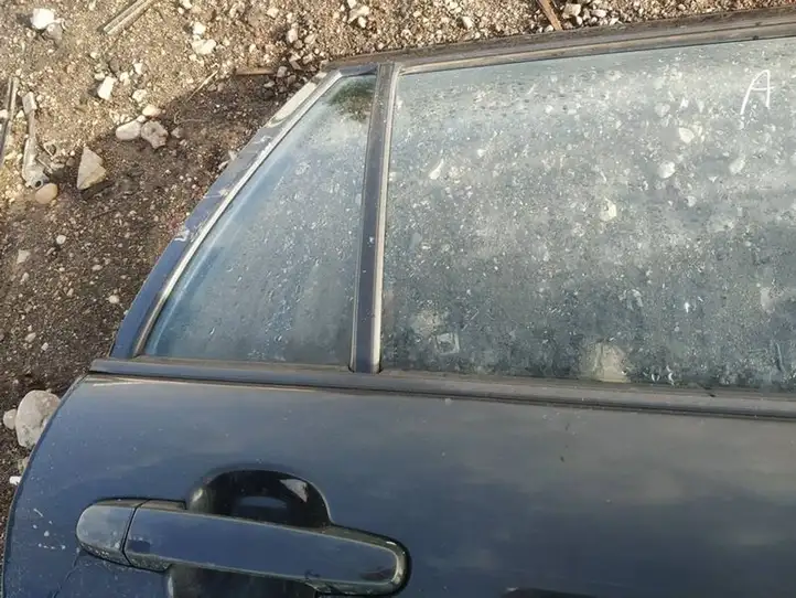 Toyota Corolla E120 E130 (2000 - 2004) Накладка стекла задней двери — фото 3