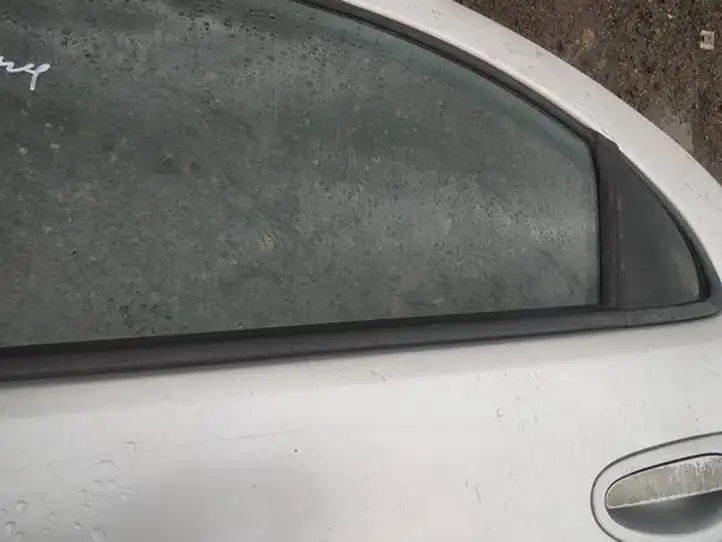 Chrysler Sebring (ST-22 - JR) (2000 - 2007) Накладка стекла задней двери — фото 3