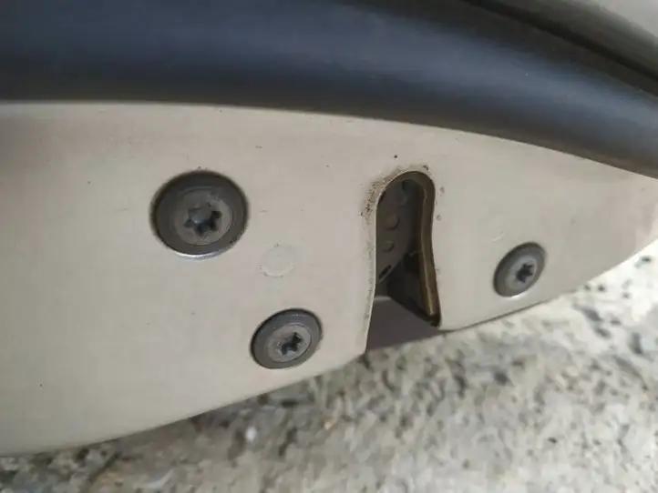 Toyota Avensis Verso (1995 - 2001) Замок задней двери — фото 1