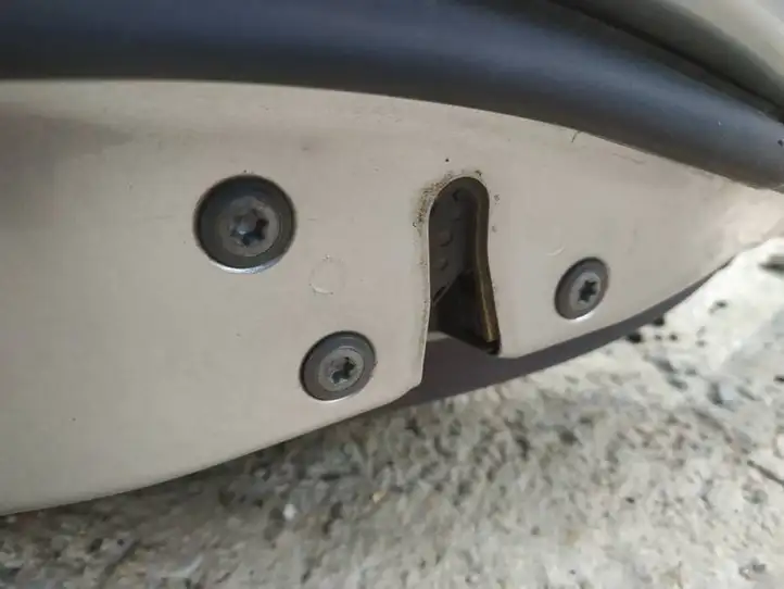Toyota Avensis Verso (1995 - 2001) Замок задней двери — фото 2