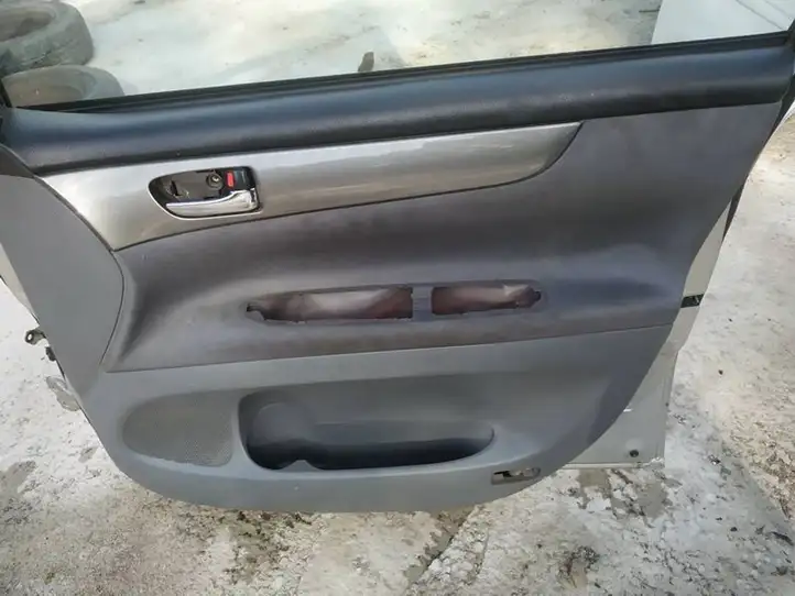 Toyota Avensis Verso (1995 - 2001) pilkos Дверь — фото 4