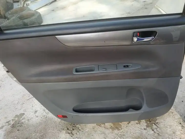 Toyota Avensis Verso (1995 - 2001) pilkos Задняя дверь — фото 4