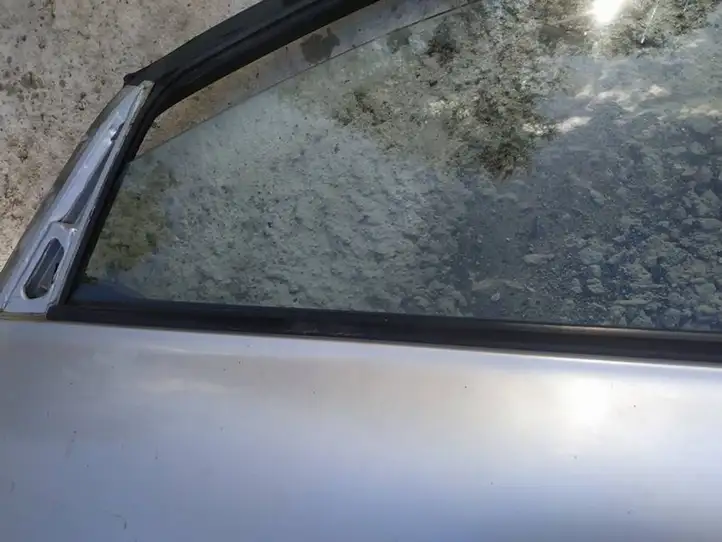 Toyota Avensis Verso (1995 - 2001) Накладка стекла передней двери — фото 3