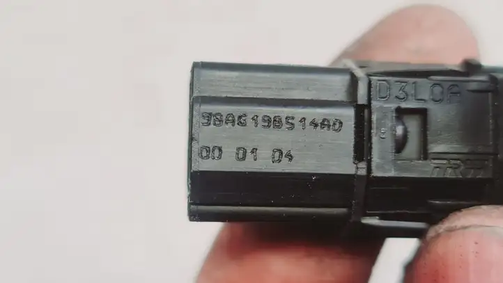 Ford Focus (1998 - 2004) 98AG198514AD Кнопка закрытия крышки багажника — фото 2
