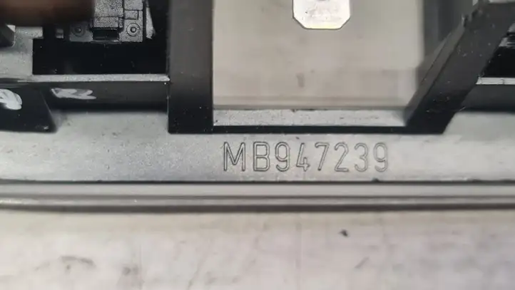Mitsubishi Space Star (1998 - 2005) MB947239 Передняя подсветка — фото 3