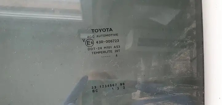 Toyota Yaris (2012 - 2014) Стекло задней двери — фото 2