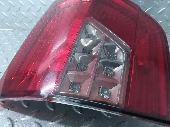 Citroen C5 (2008 - 2017) 9675067980 Задний фонарь в крышке багажника — фото 6