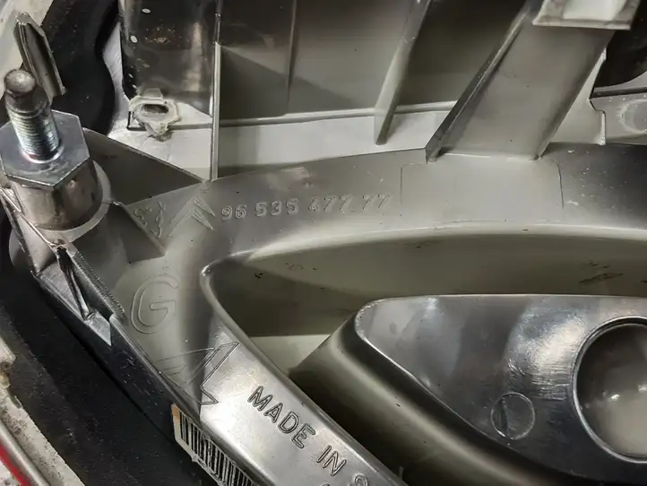 Citroen C4 I Picasso (2006 - 2013) 9653547777 Задний фонарь в крышке багажника — фото 4