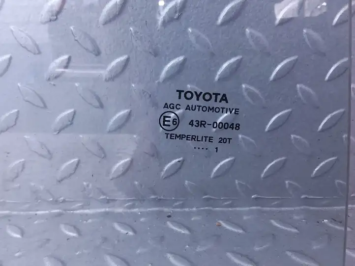 Toyota Yaris XP210 (2020 - ) Стекло задней двери — фото 2