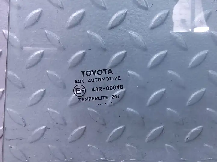 Toyota Yaris XP210 (2020 - ) Стекло задней двери — фото 2