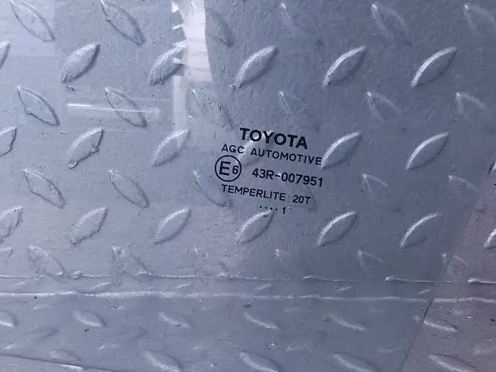 Toyota Yaris XP210 (2020 - ) Стекло передней двери — фото 2