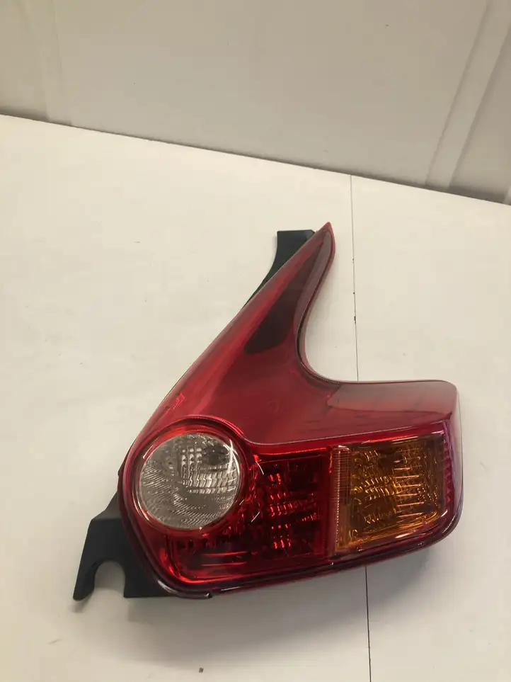 Nissan Juke I F15 (2010 - 2018) Задний фонарь в кузове — фото 1