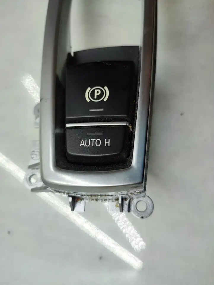 BMW 5 F10 F11 (2009 - 2016) 9217594 Кнопка ручного тормоза — фото 2
