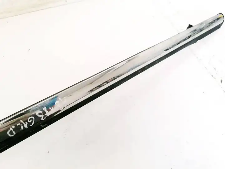 Chrysler 300 - 300C (2005 - 2011) Накладка стекла задней двери — фото 2