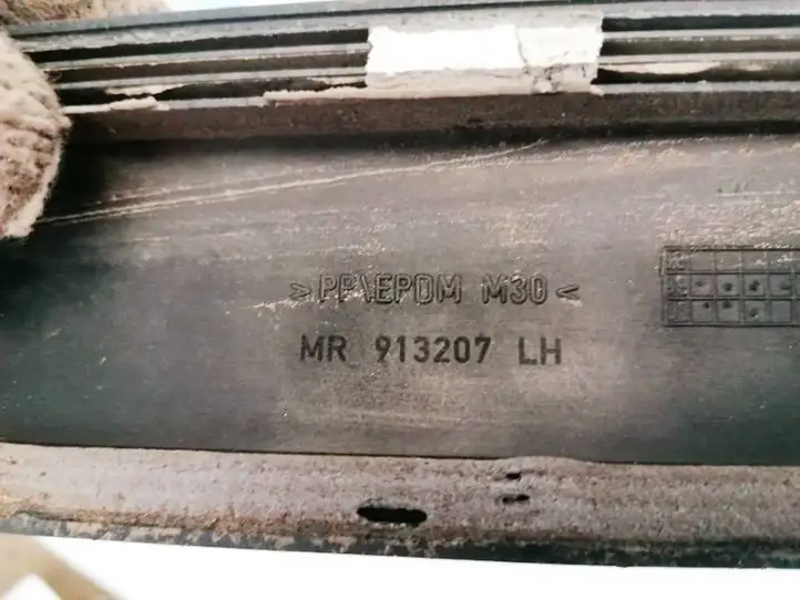 Mitsubishi Carisma (1999 - 2004) MR913207 Молдинги задней двери — фото 3