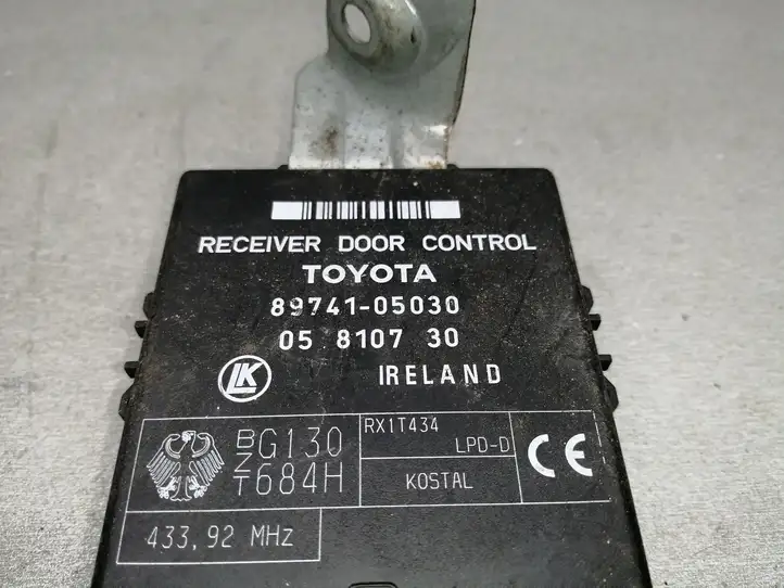 Toyota Avensis T220 (2000 - 2003) 8974105030 Блок управления дверью — фото 4