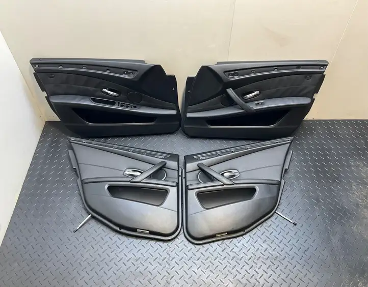 BMW 5 E60 E61 (2004 - 2010) Обшивка задней двери — фото 1
