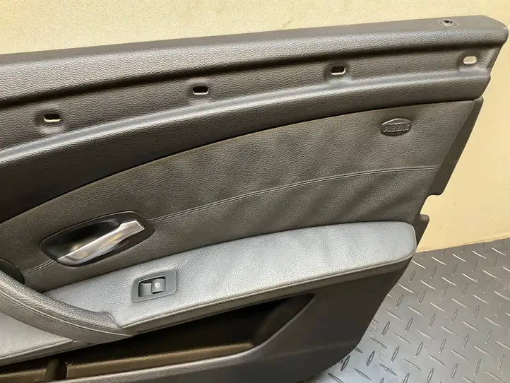 BMW 5 E60 E61 (2004 - 2010) Обшивка задней двери — фото 10