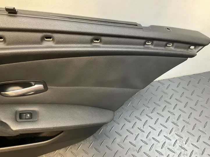 BMW 5 E60 E61 (2004 - 2010) Обшивка задней двери — фото 9