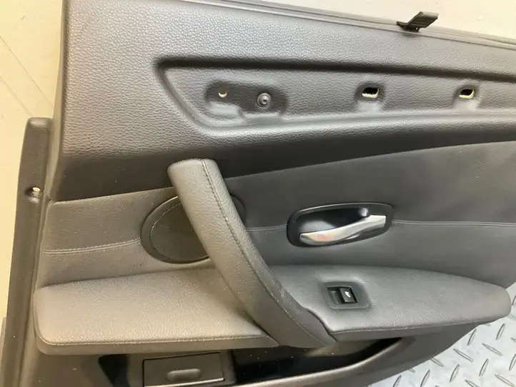 BMW 5 E60 E61 (2004 - 2010) Обшивка задней двери — фото 10