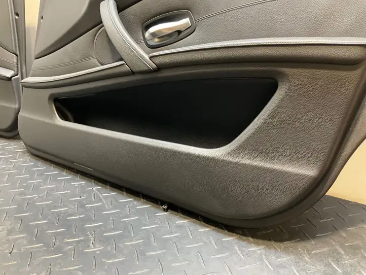BMW 5 E60 E61 (2004 - 2010) Обшивка задней двери — фото 16