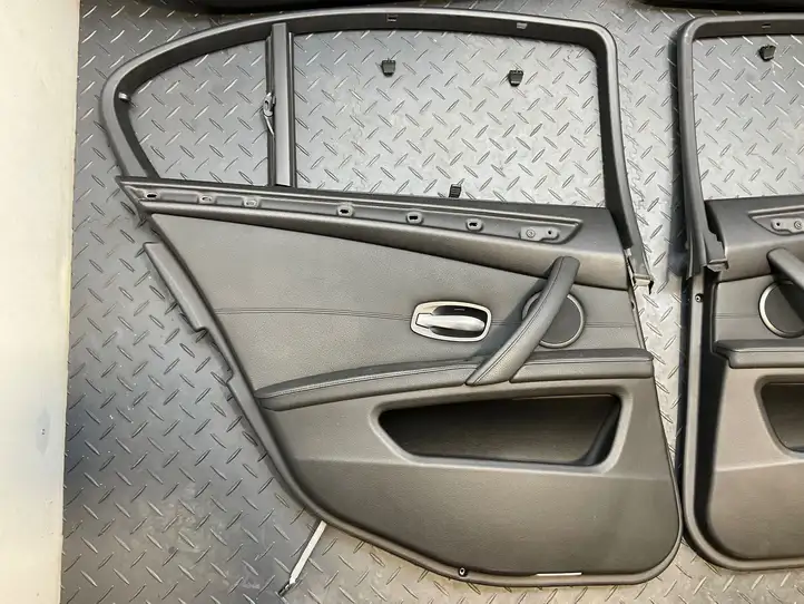 BMW 5 E60 E61 (2004 - 2010) Обшивка задней двери — фото 23
