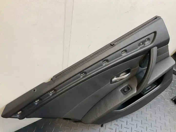 BMW 5 E60 E61 (2004 - 2010) Обшивка задней двери — фото 33