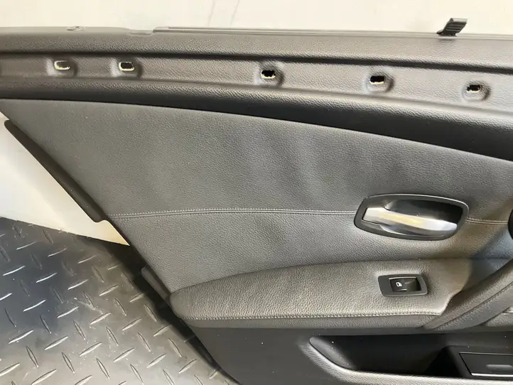 BMW 5 E60 E61 (2004 - 2010) Обшивка задней двери — фото 35