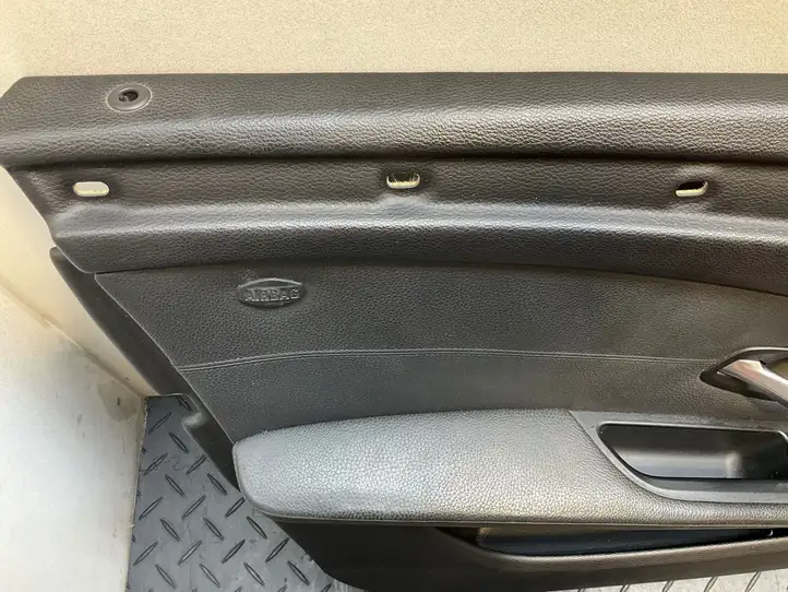 BMW 5 E60 E61 (2004 - 2010) Обшивка задней двери — фото 16